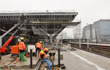 Robotnicy budują peron nr 6. W tle konstrukcja hali peronowej, fot. Martyn Janduła