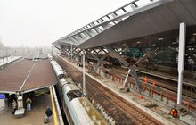 Stary peron, nowy peron. Stara wiata i nowa wiata. Pociąg Pendolino na torach, fot. Martyn Janduła