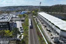 Widok z góry na pociąg na torach linii nr 201. fot. Szymon Danielek PLK