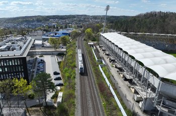 Widok z góry na pociąg na torach linii nr 201. fot. Szymon Danielek PLK