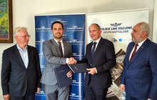 Włodzimierz Żmuda, Mateusz Wanat (Centrum Realizacji Inwestycji PLK SA), Michał Ulatowski, Sławomir Kopański (PPMT) po podpisaniu unowy na modernizację lk8 Kozłów-Sędziszów, fot. Piotr Hamarnik (2)