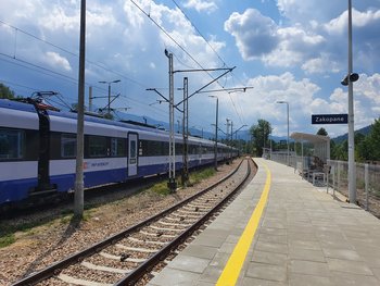 Zakopane, stacja tymczaowa - podróżni na peronie, obok stoją pociągi, fot. Paulina Antosiak (3)