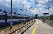 Zakopane, stacja tymczaowa - podróżni na peronie, obok stoją pociągi, fot. Paulina Antosiak (3)