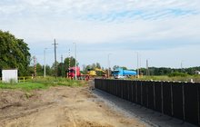 Budowa przystanku kolejowego w Kleszczelach jadą ciężarówki fot. T. Łotowski PKP Polskie Linie Kolejowe SA