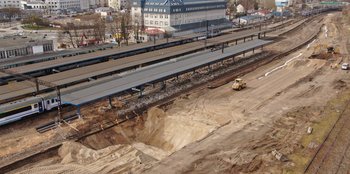 Maszyny przy wykopie pod budowę przyszłego tunelu na Zatorze_fot. Damian Strzemkowski