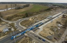 Nowe perony i pociąg pokonujący zmodernizowany przejazd kolejowo-drogowy w Dolicach, fot._Łukasz Bryłowski