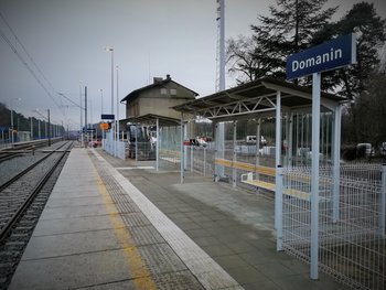 Widok zmodernizowanego peronu na stacji Domanin