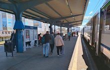 Podróżni przy pociągu na stacji Słupsk. fot. Przemysław Zieliński PLK