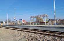 Stacja Chorzelów - nowy peron,wposażony w wiatę, tablice informacyjne, zegar, fot. Dominik Konarek