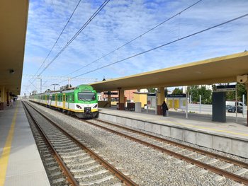 Stacja Ożarów Mazowiecki pociąg stoi przy peronie, pasażerowie na peronach fot. Martyn Janduła