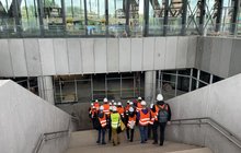 Zejście do tunelu Warszawy Zachodniej. Ludzie w kamizelkach_fot. Anna Znajewska-Pawluk