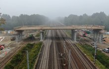 Kobyłka Ossów - widok na konstrukcję wiaduktu nad torami, fot Artur Lewandowski PKP Polskie Linie Kolejowe SA