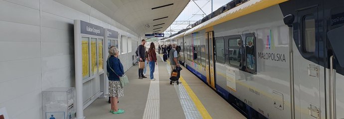 Pasażerowie wsiadają do pociągu na peronie Kraków Grzegórzki.