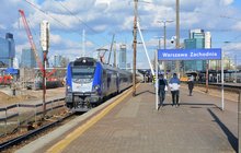 Pociąg PKP Intercity opuszczający peron nr 5 i podróżni przechodzący przez peron nr 5, fot. Martyn Janduła