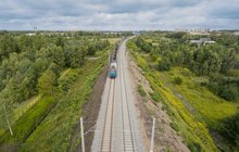 Pociąg towarowy jedzie po nowym torze na szlaku Zabrze Biskupice – Maciejów Północny, zdjęcie zrobione z lotu ptaka, fot. Łukasz Hachuła