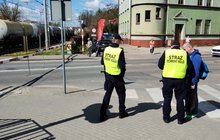 Przedstawiciele SOK rozmawiają z pieszym przy przejeździe kolejowo-drogowym w Iławie; fot. Przemysław Zieliński