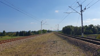 Miejsce budowy nowego przystanku w Krakowie, widać tory i sieć trakcyjną, fot. P. Hamarnik