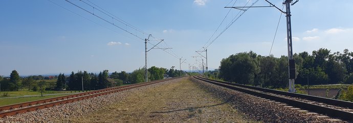 Miejsce budowy nowego przystanku w Krakowie, widać tory i sieć trakcyjną, fot. P. Hamarnik