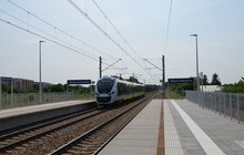 Pociąg przejeżdża przez przystanek Oława Zachodnia. Fot. M. Pabiańska 06.2025r.