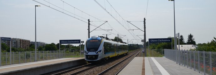 Pociąg przejeżdża przez przystanek Oława Zachodnia. Fot. M. Pabiańska 06.2025r.