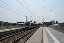 Pociąg przejeżdża przez przystanek Oława Zachodnia. Fot. M. Pabiańska 06.2025r.