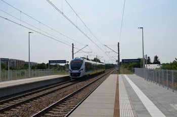 Pociąg przejeżdża przez przystanek Oława Zachodnia. Fot. M. Pabiańska 06.2025r.