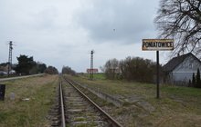 Przystanek Poniatowice. Widać starą tablicę z nazwą przystanku, tory oraz zarys starego peronu. Fot.M.Pabiańska