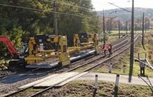 Stróże - Grybów - transport podkładów suwnicami do miejsca wbudowania, fot. Krzysztof Dzidek