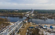 Widok z lotu ptaka na nasuwanie mostu kolejowego na rzece Narew. 19.01.2022 r. fot. Łukasz Bryłowski, źródło PLK, zdjęcie nr 1