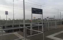 Zabezpieczone dojście do przebudowanego peronu w Pierzchnie, fot. Radek Śledziński