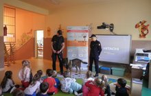 Funkcjonariusze SOK przedstawiają dzieciom w szkole psa służbowego; źródło PKP Polskie Linie Kolejowe S.A.