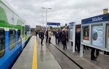 Pociąg pasażerski i podróżni na peronie stacji Mielec. fot. Mirosław Siemieniec