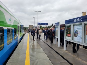 Pociąg pasażerski i podróżni na peronie stacji Mielec. fot. Mirosław Siemieniec