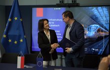 Przedstawiciele CUPT i PLK SA podają sobie ręcę po podpisaniu umowy na dofinansowanie kolejowych projektów z funduszy KPO, fot. CUPT (2)