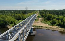 Widok z lotu ptaka na most kolejowy nad Narwią. Na moscie widać ułożony nowy tor, fot. Szymon Grochowski