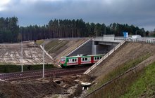 Łapy Osse - pociąg pasażerski jedzie pod wiaduktem fot Tomasz Łotowski PKP Polskie Linie Kolejowe S.A.