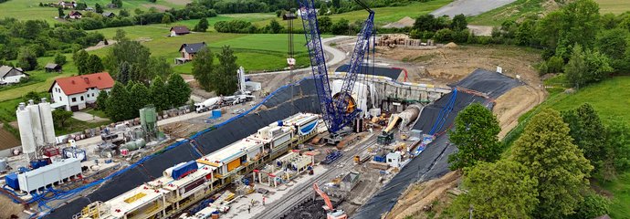 Plac budowy w Pisarzowej, w miejscu gdzie rozpoczęto drążenie tuneli kolejowych, widok z lotu ptaka, fot. Piotr Hamarnik