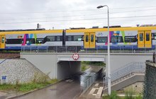 Pociąg przejeżdża przez wiadukt nad ul. Morawiańskiego, fot. Piotr Hamarnik