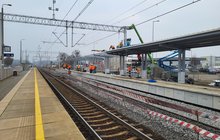 Pracownicy budujący drugi peron w Obronikach, na pierwszym planie po lewej peron i tor, w tle konstrukcja sieci trakcyjnej_fot.Radek Śledziński