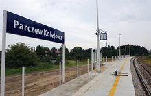 Przystanek Parczew Kolejowa montaż ogrodzenia na nowym peronie, pracownicy fot. Janusz Dudek, PLK