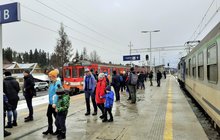Stacja Poronin - na peronie podróżni, po obu stronach peronu stoją pociągi, fot. Józef Syc