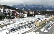 Stacja Zakopane - przy peronie stoi pociąg, fot. Krzysztof Dzidek