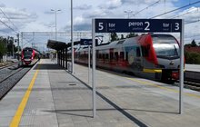 Stacja Zgierz, pociągi przy zmodernizowanym peronie, widok na stację. fot. Janusz Matecki PL