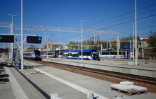 Konstrukcja nowego peronu, system informacji pasażerskiej i pociągi na stacji Olsztyn Główny_fot. Andrzej Puzewicz