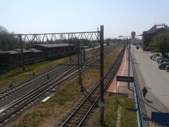 Stacja Jarocin - tory, sieć trakcyjna i peron, fot.Radek Śledziński