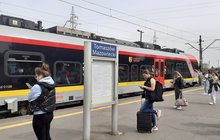 Stacja Tomaszów Mazowiecki, peron, pociąg, podróżni fot. Rafał Wilgusiak, PLK3