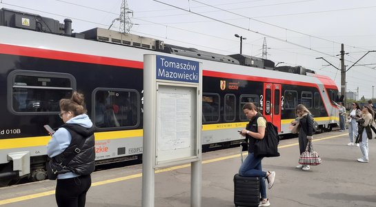Stacja Tomaszów Mazowiecki, peron, pociąg, podróżni fot. Rafał Wilgusiak, PLK3