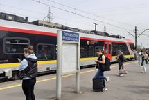 Stacja Tomaszów Mazowiecki, peron, pociąg, podróżni fot. Rafał Wilgusiak, PLK3