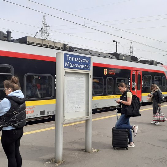 Stacja Tomaszów Mazowiecki, peron, pociąg, podróżni fot. Rafał Wilgusiak, PLK3