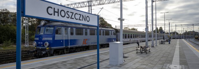 Pociąg i podróżni na stacji Choszczno